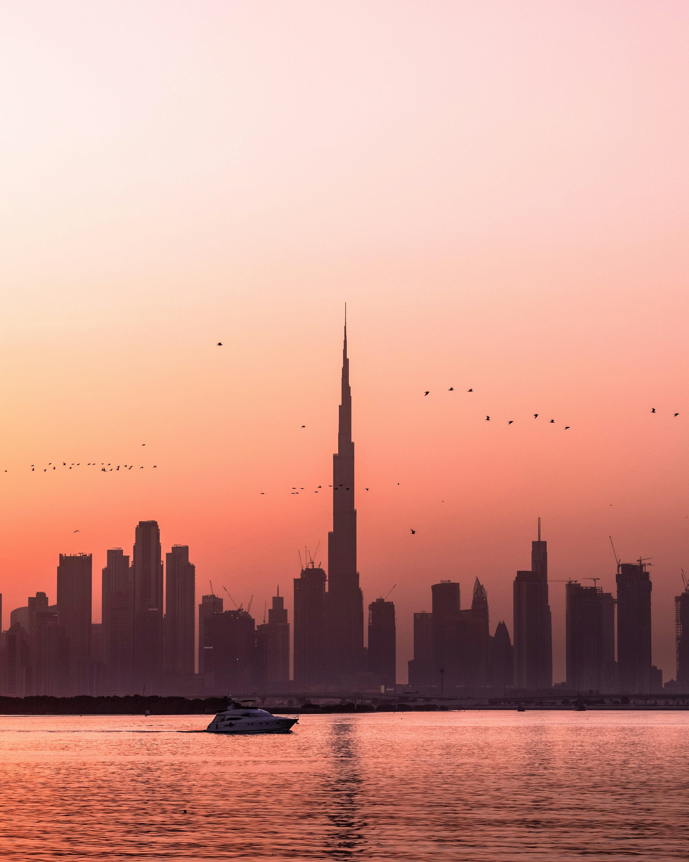 Dubaj látképe naplementében a Burj Khalifával